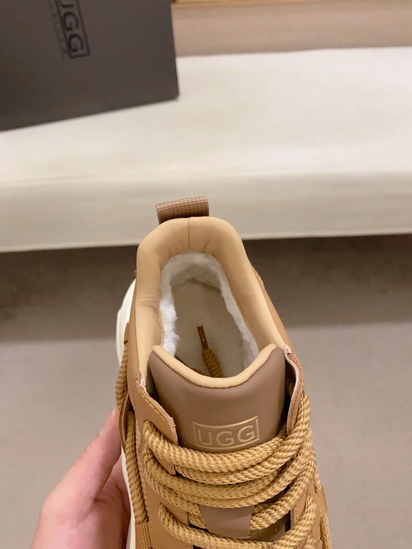 Factory price: 760💰(high-end goods) UGG❄️❄️The latest fashionable men's shoes👟 1:1⃣️Quality, fabric: high-end quality first-layer cowhide imported from Europe. Lining: wool lining, sole: pure imported foam outsole. ❤️High-end goods, fine workmanship, trendy and fashionable. The fit is very classy. If you know the goods, you will not be able to refuse😍😍Number of codes: 39-44